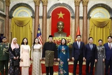 La Présidente par intérim Vo Thi Anh Xuân et l'ambassadeur de Suisse, Thomas Gass. Photo : VNA.
