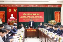 Le président de l'Assemblée nationale (AN), Trân Thanh Mân, travaille avec la permanence du Comité provincial du Parti de Tuyên Quang. Photo : VNA. 