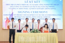  Les dirigeants provinciaux ont assisté à la cérémonie de signature entre la société par actions de construction d’infrastructure Dai Phong et la société Joint Wise du groupe d’aluminium Kim Kiêu, basé à Hong Kong (Chine). Photo: Journal Nam Dinh