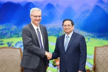 Le Premier ministre vietnamien, Pham Minh Chinh (à droite), et l'ambassadeur de France au Vietnam, Nicolas Warnery. Photo : VNA.