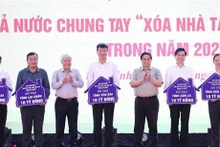 La cérémonie de lancement du mouvement d'émulation “Tout le pays se donne la main pour éliminer les maisons temporaires et délabrées dans tout le pays d’ici 2025”. Photo : VNA.
