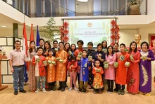 Une classe de vietnamien aux Pays-Bas, en collaboration avec l'ambassade du Vietnam dans ce pays, a organisé un programme spécial pour les élèves de la classe. Photo : baoquocte.vn
