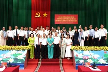 Une délégation du Comité chargé des Vietnamiens résidant à l’étranger de Hô Chi Minh-Ville visite commandement de la région navale 5. Photo : L'Association VKBIA.