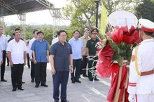 Le Président de l'Assemblée nationale rend hommage aux héros morts pour la Patrie à Thua Thiên Huê. Photo: VNA