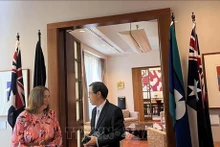 L'ambassadeur vietnamien en Australie, Pham Hung Tam, et la présidente du Sénat australien, Sue Lines. Photo : VNA.
