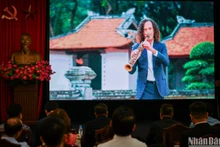  La chanson « Going Home » est incluse dans l'album « Kenny G Live ». Photo: nhandan.vn