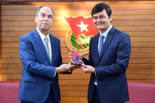 Le nouvel ambassadeur de Cuba au Vietnam, Rogelio Polanco Fuentes (à gauche) et le Premier secrétaire du Comité central de l’Union de la Jeunesse communiste Hô Chi Minh, Bùi Quang Huy (à gauche). Photo: tienphong.vn