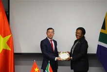 Mme Tsakani Maluleke, l'Auditeur général d'Afrique du Sud, offre un cadeau de souvenir à l'auditeur général d'Etat du Vietnam, Ngô Van Tuân. Photo : VNA.