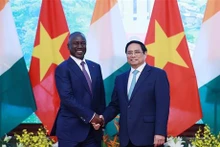 Le Premier ministre vietnamien Pham Minh Chinh (à droite) et le président de l'Assemblée nationale de Côte d'Ivoire, Adama Bictogo. Photo : VNA.