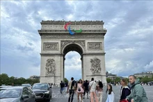 La France célèbre sa fête nationale sous la lumière éclatante de la flamme olympique et des feux d'artifice