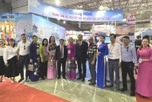 Les délégués au stand présentant le potentiel, les atouts et les produits touristiques typiques de la province de Quang Ninh. Photo : Centre d’information et de promotion touristique de Quang Ninh.