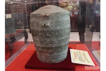 Le trésor national de la jarre culturelle en bronze de Sông Son est exposé au Musée de Nam Hông (ville de Tu Son, province de Bac Ninh), le 25 février. Photo : Thai Son.