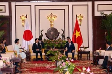 Le secrétaire du Comité du Parti de la ville de Dà Nang, Nguyên Van Quang (à droite, au centre) recevant le Prince héritier du Japon Fumihito Akishino et la Princesse héritière Kiko. Photo : VNA.