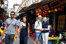 Des touristes étrangers visitant le Vieux quartier de Hanoï. Photo : VNA/CVN.