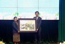 Le secrétaire du Comité provincial du Parti communiste du Vietnam (PCV) de Hung Yen, Nguyen Huu Nghia, offre un cadeau à Boutsady Thanameuang, vice-présidente de la Commission d'organisation du Comité central du PPRL. Photo : VNA.