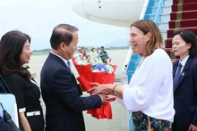 Le Présidente de la Commission juridique de l’Assemblée nationale, Hoang Thanh Tung, accueille la présidente du Sénat australien, Sue Lines, à l’aéroport international de Nôi Bai, à Hanoi, le 24 août. Photo : VNA.