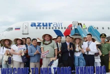 Un vol charter amène des touristes russes à Nha Trang. Photo : VNA.
