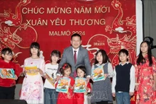 Remise des manuels en vietnamien aux enfants vietnamiens de la ville de Malmö et de ses environs. Photo: VNA.