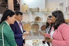 Des visiteurs au stand des entreprises vietnamiennes au Salon international du commerce de l’Uttar Pradesh. Photo: VNA