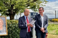L'ambassadeur du Vietnam en France Dinh Toàn Thang (à gauche) lors de la cérémonie. Photo: VNA