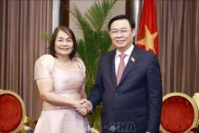Le Président de l’Assemblée nationale, Vuong Dinh Huê, et la gouverneure de la province du Davao oriental, Corazon Nunez Malanyaon. Photo : VNA.