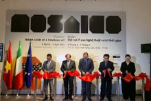 Vernissage de l’exposition "Mosaïque : Code italien de l'art intemporel", le 7 mars au Musée d’ethnographie du Vietnam, à Hanoï.
