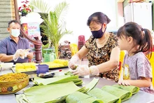 La préparation des gâteaux « phu thê » (gâteaux des mariés) à la ville de Tu Son. Photo: NDEL