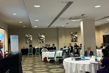 L'ambassadeur vietnamien au Royaume-Uni, Nguyen Hoang Long, s'exprime lors de la conférence. Photo : VNA