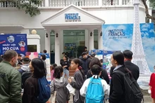 Des jeunes et d’enfants à la grande Journée portes ouvertes de l’Institut français de Hanoï, le 18 février. Photo : CVN. 
