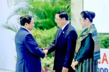Le Premier ministre du Laos et son épouse ont accueilli le Premier ministre Pham Minh Chinh (à gauche) dans le hall du Centre national des conférences pour assister à la séance d'ouverture du sommet de l'ASEAN en octobre 2024. Photo : VGP.