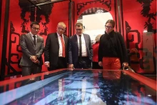 Les visiteurs vietnamiens et étrangers lors de l'exposition. Photo : congthuong.com.vn