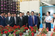 Le Président de l'Assemblée nationale (AN), Vuong Dinh Huê, visite le Centre de services et d'innovation pour l’agriculture verte de Yuntianhua. Photo : VNAYunnan.
