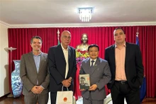 La séance de travail entre le vice-maire de la ville de Rio de Janeiro, Nilton Caldeira, et l'ambassadeur du au Brésil, Bùi Van Nghi. Photo : VNA.