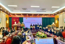 Cérémonie de remise de diplômes d'honneur et de médailles aux délégués. Photo : baoquocte.vn