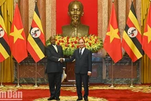 Le Président vietnamien Nguyên Xuân Phuc et le Président ougandais, Yoweri Kaguta Museveni lors de la cérémonie d'accueil. Photo : NDEL.