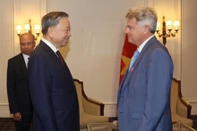 Le Secrétaire général du Parti communiste du Vietnam (PCV) et Président vietnamien, Tô Lâm (gauche), et le Secrétaire national du Parti communiste français (PCF), Fabien Roussel. Photo : VNA.