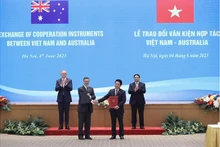 La remise d'un mémorandum de coopération entre la Banque d’État du Vietnam et le Centre australien d’analyse et de rapport des transactions en présence du Premier ministre vietnamien, Pham Minh Chinh et son homologue australien, Anthony Albanese. Photo : tapchinganhang.gov.vn