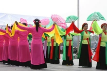 L'ancienne danse des drapeaux et des éventails est apparue sous la dynastie Trân et préservée dans le village de Giang. Photo : NDEL.