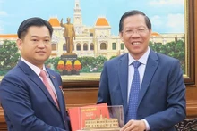 Le président du Comité populaire de Ho Chi Minh-Ville Phan Van Mai (droite) et le consul général du Cambodge Sok Dareth. Photo : VNA