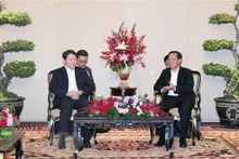 Le président du Comité populaire de Hô Chi Minh-Ville, Phan Van Mai (à droite) et le président de l’Association nationale chinoise pour la recherche sur l’édification du Parti de Chine, Ly Zhiyong (à gauche). Photo: VNA