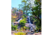 Les visiteurs à la cascade de Kôi To dans province de Kon Tum. Photo : baoquocte.vn