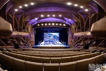 Le Théâtre Hô Guom est la plus moderne théâtre du Vietnam. Photo : NDEL.