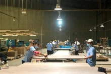 La transformation du bois destiné à l’exportation à la société par actions Minh Dương dans la province de Binh Duong. Photo : nhandan.vn