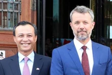 L'ambassadeur vietnamien au Danemark, Luong Thanh Nghi (à gauche), et le Prince héritier du Danemark, Frederik. Photo : VNA.