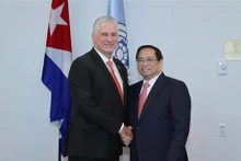 Le PM Pham Minh Chinh (droite) et le premier secrétaire du Parti communiste de Cuba et président cubain Miguel Díaz-Canelle. Photo: VNA