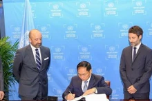 Le ministre des Affaires étrangères Bui Thanh Son signe le 20 septembre (heure locale) à New York l’Accord portant sur la conservation et l'utilisation durable de la diversité biologique marine des zones ne relevant pas de la juridiction nationale. Photo : VNA.