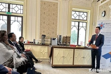 Le président du Comité populaire provincial, Triêu Thê Hùng au Forum d'affaires Vietnam - Royaume-Uni à Londres. Photo : Journal Hai Duong.