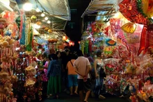 Des rues de lanternes animées attirent un grand nombre de visiteurs. Photo : VOV.