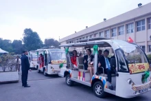 Visite de la citadelle impériale de Thang Long et du vieux quartier de Hanoi en voiture électrique. Photo : NDEL.