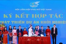 Signature d'un accord de coopération sur le développement des start-ups. Photo : VNA